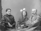 Familjebild. Skollärare Vilhelm Larsson med familj.