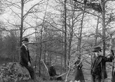 Axel Olsson, okänd kvinna i hängmatta, Johanna Bruno och Gustaf Bruno poserar i skogsmiljö.


