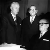 Från vänster: Arne Josefsson, bankdirektör, Erik Olsson och Patrik Svensson, stadsfullmäktiges ordförande.