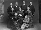 Översta raden från vänster: Herman Lindquist, Erik Lenander, Lorentz Lindquist, Carl Lindquist.
Andra raden från vänster: Emma Jörlin, Henriette Lenander, Hildur Lenander.
Tredje raden från vänster: Gerda Lendander och Sigfrid Lenander