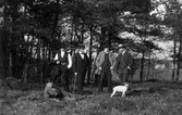 En grupp män på promenad med en liten hund. Troligen Gustaf Bruno med käpp.