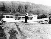 Okänd man vid ångfartyget Carl-Albert på Säveån vid bron över till Nolhaga nära Sävevägen.