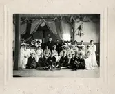 Ett trettiotal kvinnor och män i NGTO's ordenshus vid Göteborgsvägen.