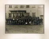 Medlemmar i NGTO utanför ordenshuset på Göteborgsvägen i Alingsås.