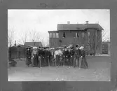 Några medlemmar står utanför ordenshuset. NGTO's lokal vid Göteborgsvägen i kvarteret Hammaren.