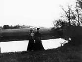 Gruppbild. Två kvinnor, Annie Michelsen och Maria Eriksson vid en sjö.