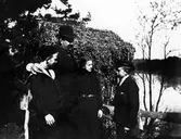 Gruppbild, Alfred Hedén med med barnen Anders, Nella och Rolf.