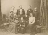 Familjen Petzäll. Borås 1904.

Stående från vänster: Marta. Claes Oscar, Rolf, Ingrid
Sittande från vänster: Adolfine, med Åke i knät. samt (stående) Olof och Erik
Framför dem Nils och sittande t.h Karin.