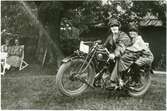 Två kvinnor på motorcykel, Biskopskulla, Uppland