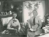 Två kvinnor i hemmiljö, Biskopskulla, Uppland