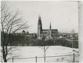 Vy mot Uppsala domkyrka från Slottsbacken