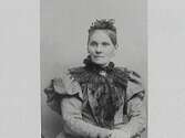Porträtt av Theresia Ranch, mor till fotografen Mathilda. Klänningen har spetskrage och stora axelpuffar.
