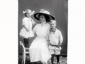 Mor i bredbrättad hatt och två barn. 
(Se även bild MR2_1219)