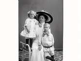 Mor i bredbrättad hatt och två barn. 
(Se även bild MR2_1218)