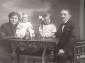 Familjebild. Brandkapten Reinhold Bengtsson med familj; fru och två döttrar.