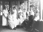 Personalgrupp med tolv kvinnor på en veranda. Pehrssonska trädgården, kv Trädgården 6.