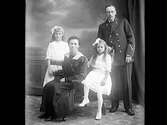 Familjebild. Lots Gustaf Färdig (f. 1874) med sin familj: hustrun Edla Färdig samt barnen, från vänster Gunhild Färdig (f. 1908) och Vega Färdig. Gustaf var född Bengtsson i Tvååker och var först sjöman. 1928 upphörde Gustaf med lotsyrket och de flyttade till Öland, varifrån Edla kom, men flyttade senare tillbaka till Varberg.