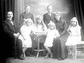 Familjebild. Anna Friberg och Otto Friberg med barnen Nore Friberg, Folke Friberg, Vera Friberg, Maja Friberg och Lissi Friberg. Ett barn är inte namngivet.