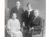 Familjebild beställd av Bergendahl. Fyra vuxna, två kvinnor och två män.