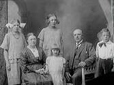 Familjebild. Familjen Eklund, Varberg. Föräldrapar och fyra barn; tre flickor och en pojke.