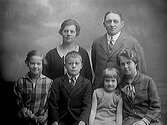 Familjebild. Brandman Reinhold Bengtsson med fru och fyra barn.