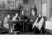 Nummer 2 från vänster är Mathilda Ranch, mannen till höger är Elof Ernwald som tog över fotoateljén 1922. Varberg, kv Bagaren, Prästgatan