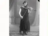 Fiolspelande kvinna, stående. (Se även bild MR2_2133)