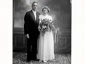 Bröllopsbild av brudparet Bertil Björk med fru, Varberg.