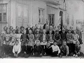 Skolfoto. Skollärare Thulin med skolklass utanför Norvära skola, Värö.