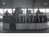 Utomhusdansbanan i Nöjesparken. Okänd sexmannaorkester poserar på scenen med bl a saxofoner, piano och trumset.