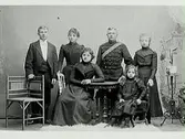 Troligen sex syskon vid namn Söderberg. En av pojkarna bär uniform.