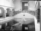 Varmbadhuset i Varberg några år efter invigningen 1925. Interiörbild av den valvomgärdade bassängen.