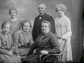 Familjebild. Kommunalarbetare Amandus Jönsson med fru och fyra döttrar. Kv Nålmakaren 9, Norrgatan 42, Varberg.