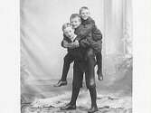 Mathildas systersöner, barn till äldsta systern Maria.  William Bäckström bär Charles Bäckström på ryggen, som i sin tur har Robert Bäckström hängande på ryggen.