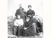 Sittande i svart klänning Mathilda Ranch. Stående längst bak i svart klänning Hulda Lindh. Mannen som sitter till höger är Elof Ernwald.