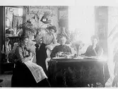Kaffestund hos Mathilda Ranch, som sitter till höger och till vänster sitter systern Hulda Lindh (f Ranch). Varberg, kv Bagaren, Prästgatan. (Se även bild MR2_990)