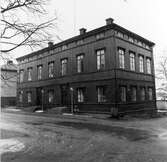 Huset kallas Domkapitelhuset och ligger numera på Nygatan 14.; Uppfördes 1844 som gymnastik- och sånghus för Härnösands gymnasium efter ritningar av arkitekt C.G. Blom-Carlsson.; ; Alltsedan 1882 inryms  här kontor och sessionslokaler för domkapitlet.; ; År 1973 flyttades byggnaden från kvarteret Rådhuset vid Nybrogatan till nuvarande plats.; Byggnaden restaurerades då exteriört efter orginalritningar.; Byggnadsminnesmärke 1935