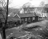 Bostadshus med uthus, gårdsplan.