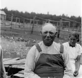 Nils Norberg, flyttade till Norrsbybodarna våren 1944, varvid Sandviken blev helt öde. Norbergs voro nämligen de sista, som bodde där. År 1940 vid mitt besök voro de de enda där.; ; Kommentar från Marianne  Wallanger 2008:; ; Flickan i bakgrunden är min mormor Margit Sundin, född Norberg.