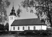 Kyrkan ersatte en äldre träkyrka och stod klar 1742. Den nya kyrkan av trä uppfördes av byggmästare Sam Hasselberg.Ursprungligen hade kyrkan en åtkantig rektangulär planform.Sitt nuvarande utseende erhöll den genom ombyggnaderna 1862 och 1909. Långhuset förlängdes 1909 i väster och försågs medtorn och sakrestia i nordöst.Tillbyggnaderna gjordes i tegel och putsades. Murar och väggar vitputsades 1909 såväl ut-som invändigt.