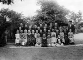 Ett trettiotal skolbarn med sin lärare i Hemsjö kyrkskola.