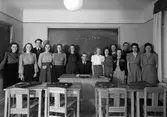 Elever uppställda i ett klassrum. I katedern Karl Erik Rundberg. Yrkesskolan, då belägen i nuvarande Musikskolans lokaler. FG Kv.
