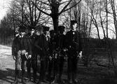 Fjärdeklassare vid läroverket i Alingsås. Från vänster: C.O. Ohlsson, Alingsås. Erik Bergner, Floda. Axel Carlsson, Göteborg. Paul Kjellström, Torp. Gunnar Johansson, Alingsås. Gottfrid Löfstrand, Alingsås. Eleverna är fotograferade vid Alingsås station.