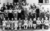 Elever i tredje och fjärde klass på Hemsjö kyrkskola fotade på skolans trappa, ca 1954.
Översta raden: i mitten står Bengt Hagelin och längst till höger Lena Ohlsson.
Mittenraden: Berndt Eliason näst längst till höger
Främre raden: Gunvor Aronsson sitter som nummer 3 från vänster