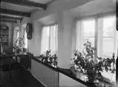 EXT. OCH INT. HOS TEXTILKONSTNÄRINNAN, ÖRNAHUSEN