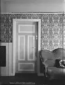 EXT. OCH INT. HOS ARK. HANS WESMAN, TOREKOV
EXT. OCH INT.