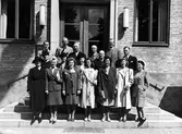 Kyrkokören utanför församlingshemmet på Norra Ringgatan.

Främre raden från vänster: Linnéa Johansson, Fru Schneider, Barbro Persson (gift Bernhardt), Great Nygren, Barbro Thorsell, Fru Dahlman, Ingrid Åhgren (gift Wellner), Elsa Kihlman, Elsa Smith, Ingrid Brügge (gift Börjesson)

Bortre raden från vänster: Jan Rantzen, Bengt Nygren, Paul Kopp, Mats Winkvist, Artur Bergström, okänd, Olle Brunzell