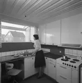 EXT. OCH INT I RADHUSBEBYGGELSE I HALLSTAHAMMAR
EXT. OCH INT.