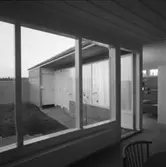 EXT. OCH INT I RADHUSBEBYGGELSE I HALLSTAHAMMAR
EXT. OCH INT.