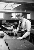 Josef Jonsson i arbete på tillskärningsavdelningen på Kabom.